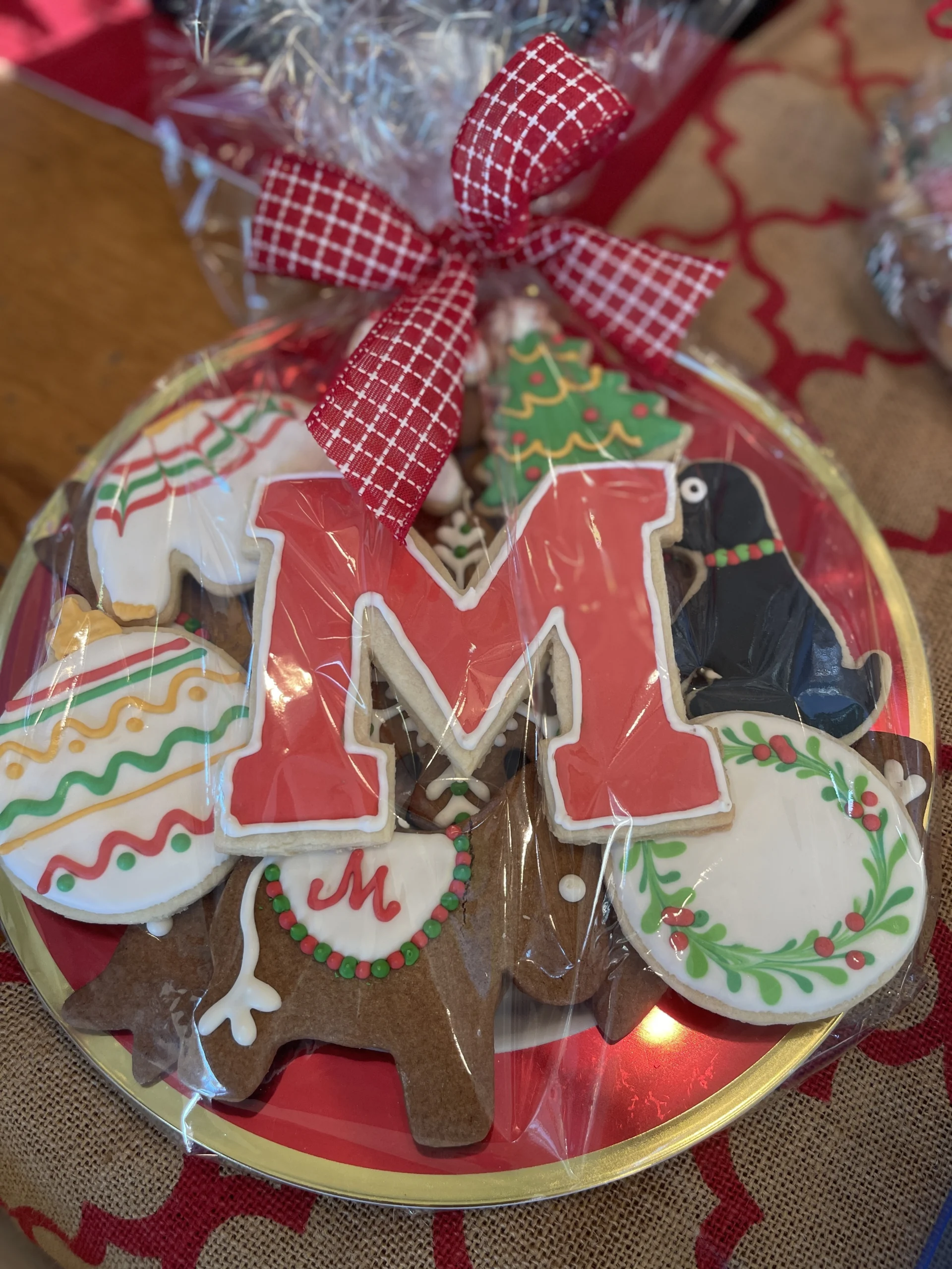 A plate of Muhlenberg themed Christmas cookies